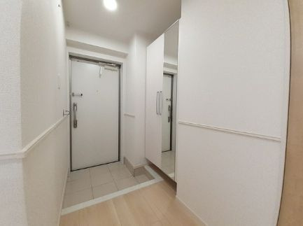 玄関　現在建設中の為、同じ施工会社の内装写真を添付しております（イ