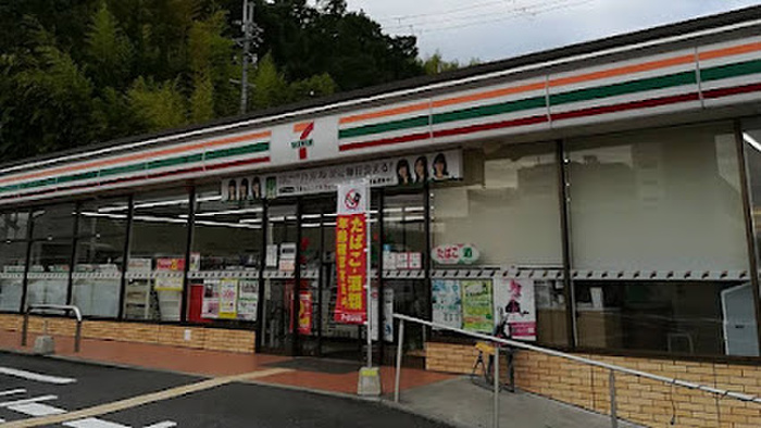 コンビニ　セブン-イレブン 三日市町駅前店（コンビニ）まで220m