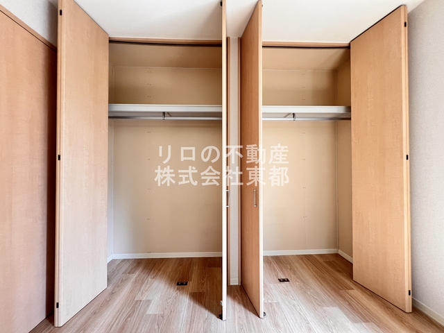 収納　壁一面に収納があるので、収納力たっぷりあります。