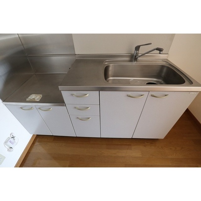 キッチン　※同型別部屋のため、設備色味等異なる可能性有
