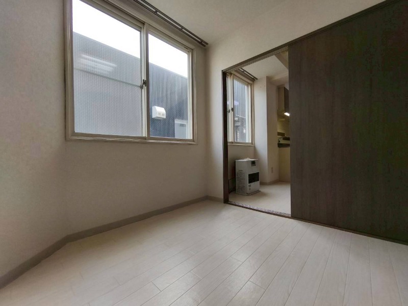 その他部屋・スペース　こちらのお部屋は光が差し込む、温かみのあるお部屋です。
