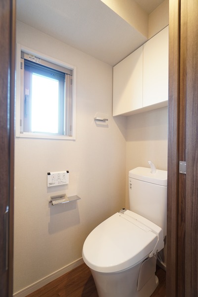 トイレ　落ち着いた色調のトイレです
