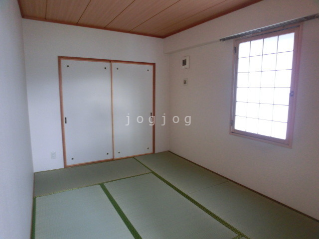 収納　窓から明るい光が差し込みます。