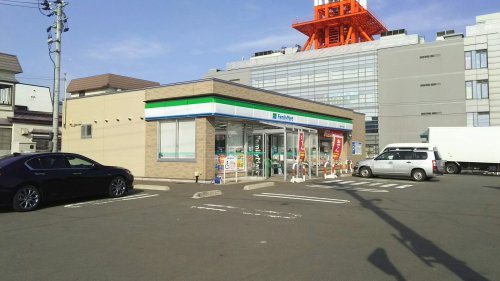 コンビニ　ファミリーマート青森アピオ前店（コンビニ）まで1696m