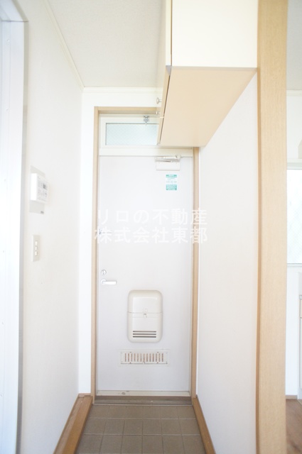 玄関　※補修前のお写真です