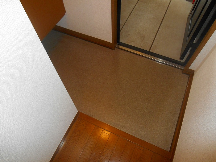 玄関　同タイプ反転写真