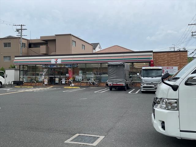 コンビニ　セブンイレブン（コンビニ）まで327m