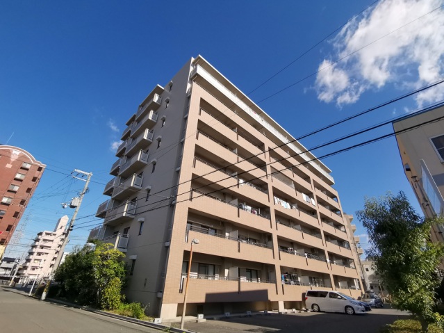 建物外観　敷地内駐車場8.000円（税別）～