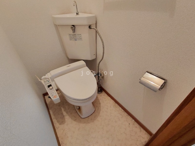 トイレ　嬉しい温水洗浄便座付きのトイレです。