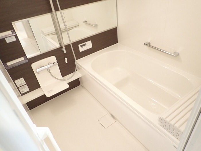 バス・シャワールーム　※同建物の別のお部屋の写真です。