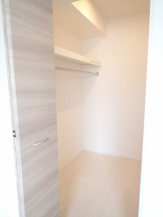 収納　※同建物の別のお部屋の写真です。
