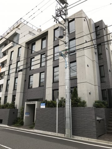 建物外観　鉄筋コンクリート造のがっちりとした建物。
