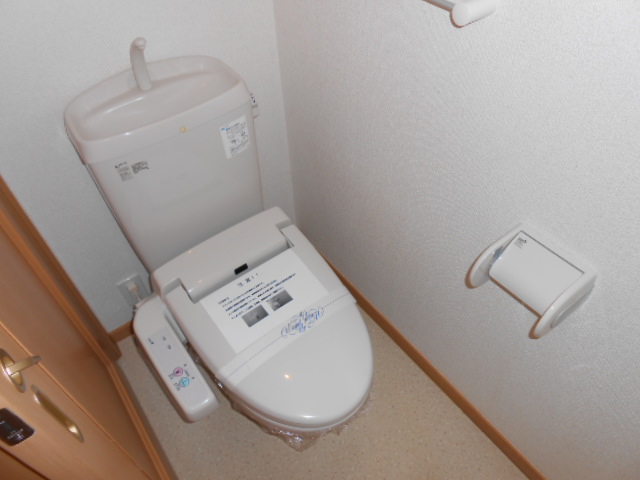 トイレ　温水洗浄便座完備・小物収納棚有り