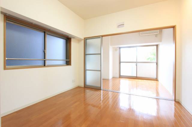 居室・リビング　角部屋ならではの風通しの良さがありますよ