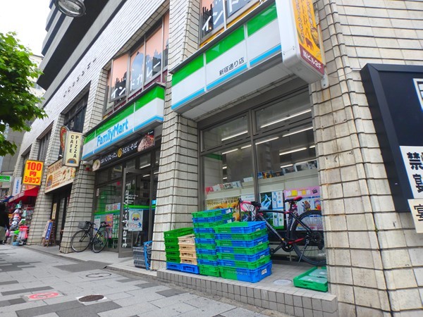 コンビニ　ファミリーマート新宿通り店（コンビニ）まで74m