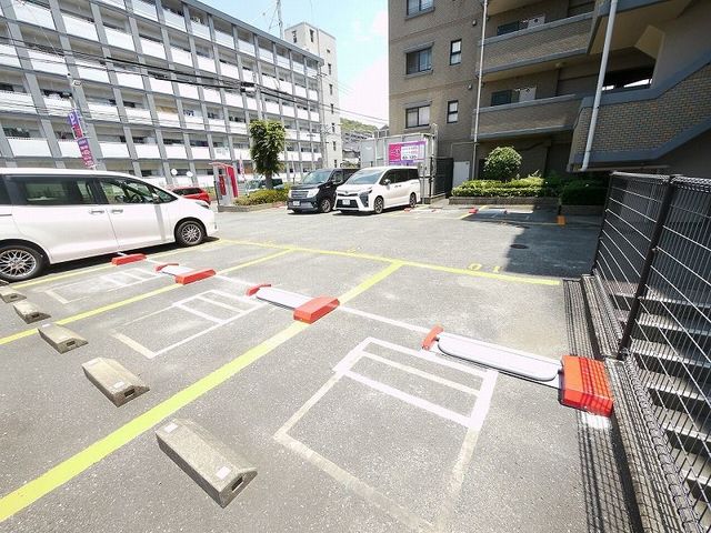 駐車場　【駐車場】敷地内にはコインパーキングもあります