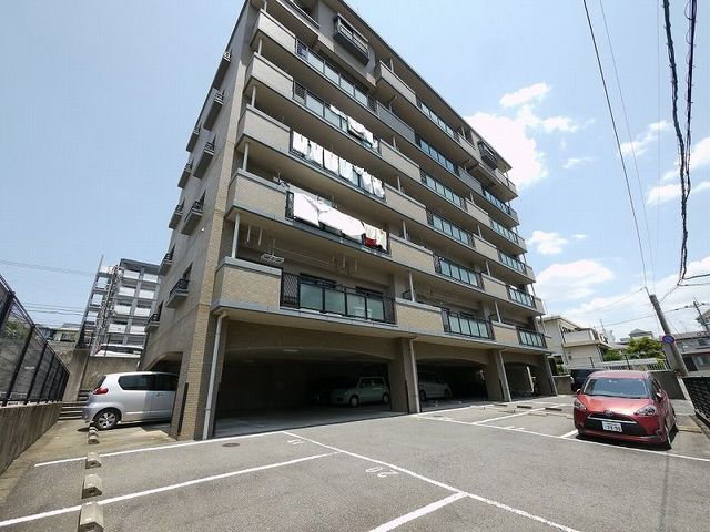 建物外観　【敷地内駐車場】平置き駐車場有！