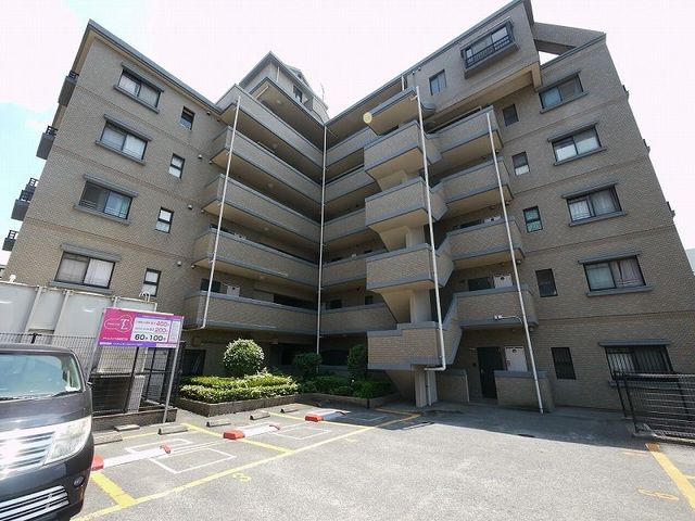 建物外観　【外観写真】敷地内にはコインパーキングが設置され来客者へも便