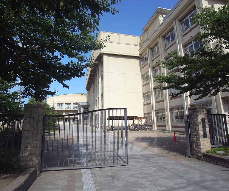 中学校　花山中学校（中学校）まで379m
