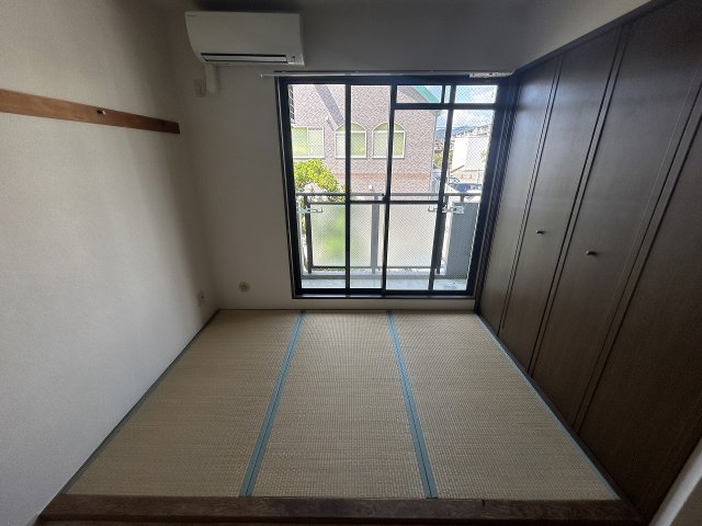 その他部屋・スペース　落ち着いた色調の寝室です