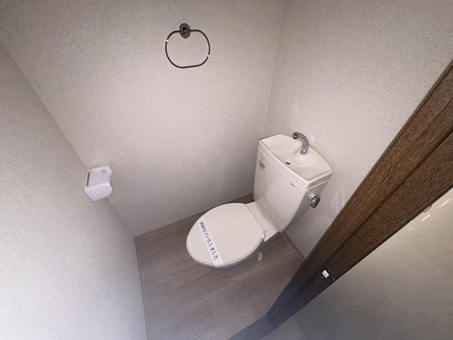トイレ　落ち着いた色調のトイレです