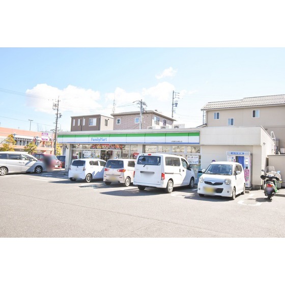 コンビニ　ファミリーマート小牧桃花台城山店（コンビニ）まで689m