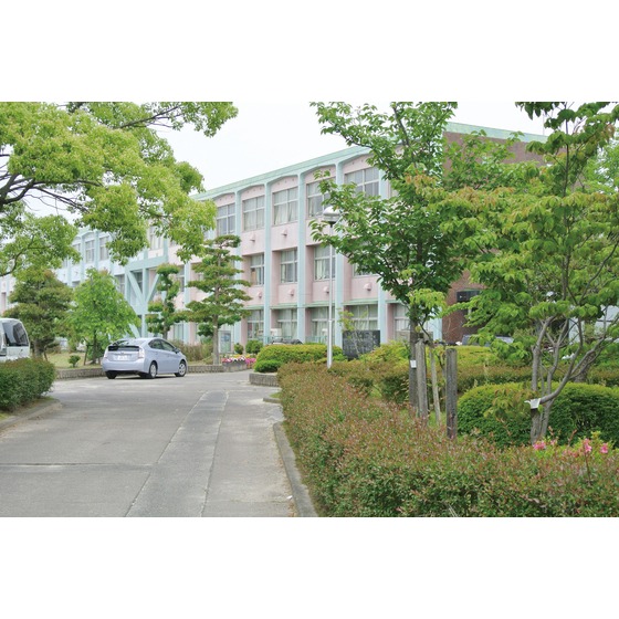 小学校　小牧市立桃ヶ丘小学校（小学校）まで700m