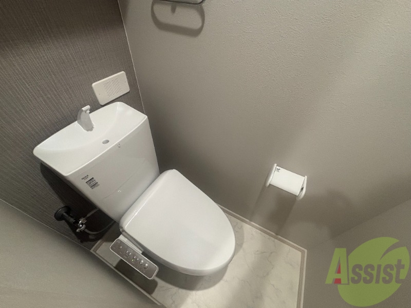 トイレ　トイレは温水洗浄便座です。シンプルな雰囲気になっています。