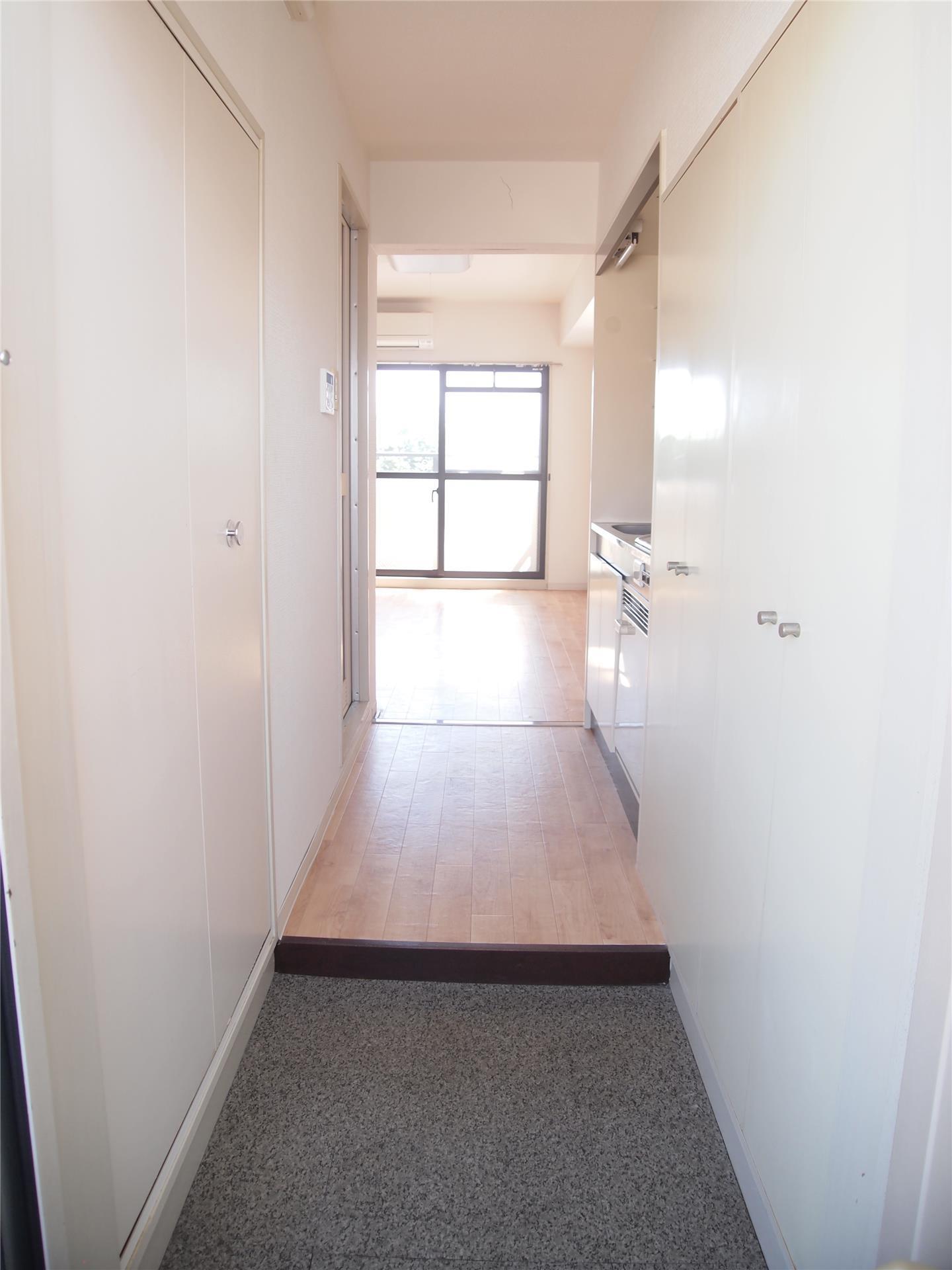玄関　※写真は同タイプのお部屋です。