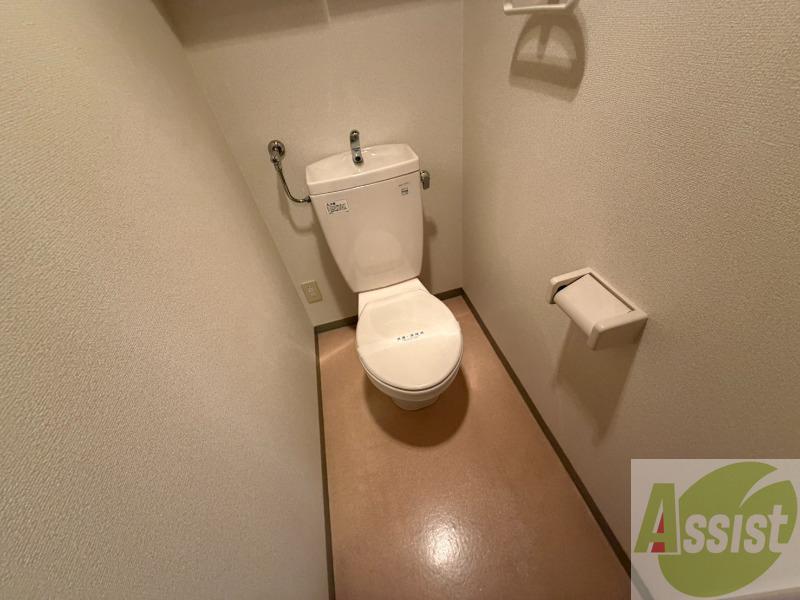 トイレ　トイレの上には物を置くスペースもあるので便利です。