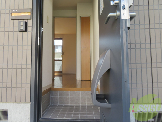 玄関　玄関の様子です。明るい印象ですね。気分もあがりそう。