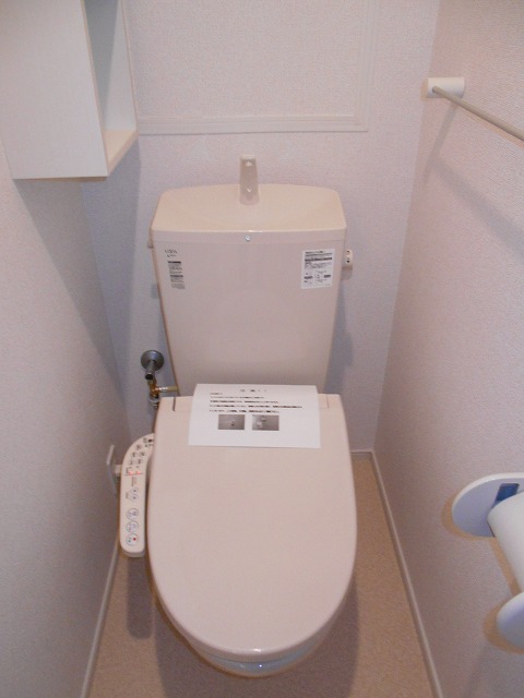 トイレ　温水洗浄便座完備・小物収納棚あり
