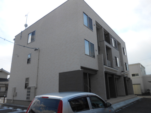 建物外観　建物玄関側（北面）を北東方向より撮影