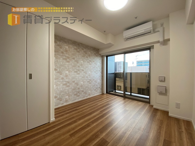 居室・リビング　アクセントクロスがお洒落なお部屋です。