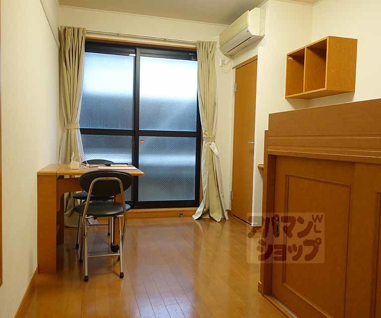 プレジール春日の居間写真