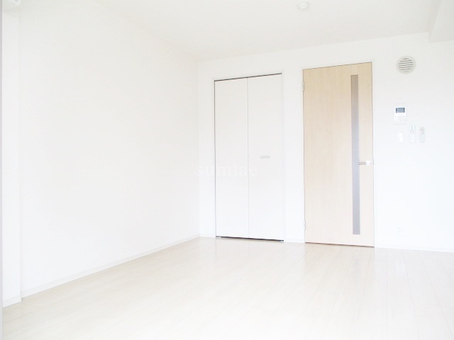 居室・リビング　8.5帖の居室です☆
