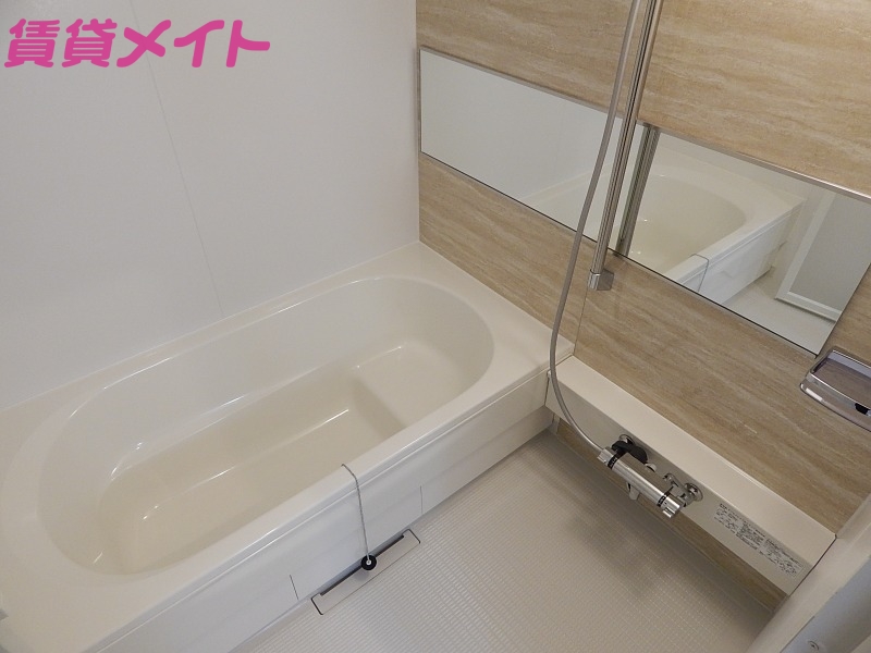 バス・シャワールーム　別部屋反転同型タイプです。