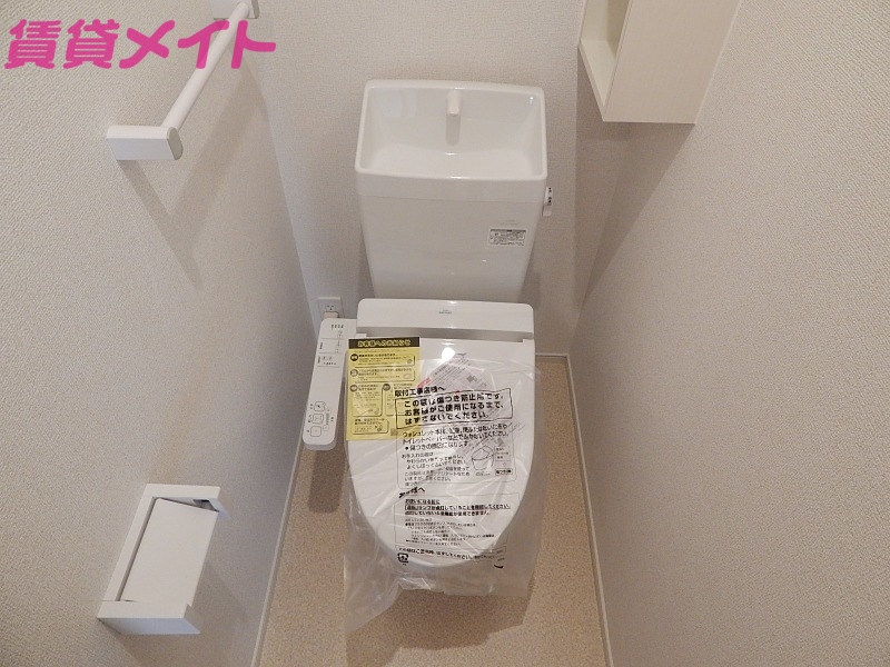 トイレ　別部屋反転同型タイプです。