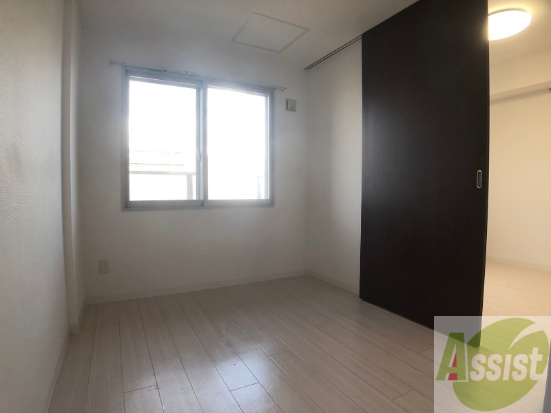 その他部屋・スペース　寝室はこちらです。光が差し込む、温かみのあるお部屋です。
