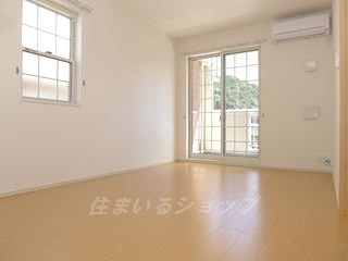 居室・リビング　明るい角部屋、エアコン付き