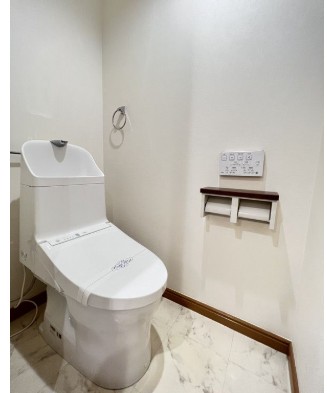 トイレ　落ち着いた色調のトイレです