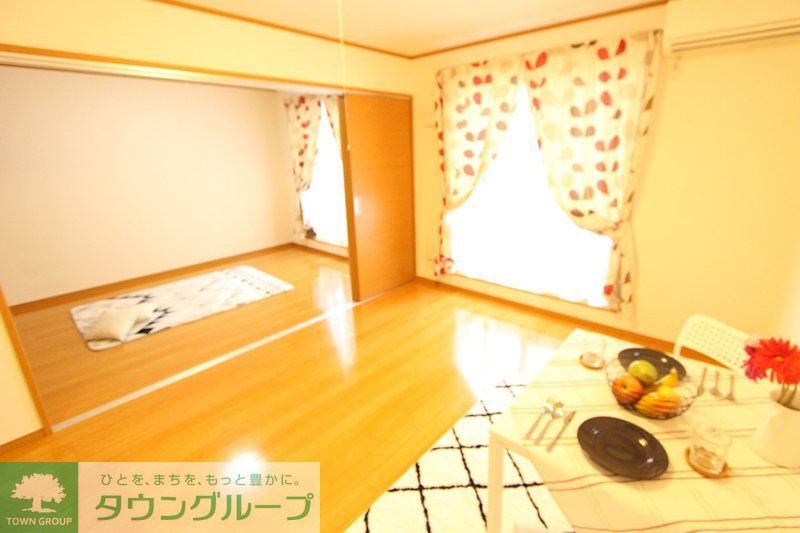 ノーブル スクエア IIIの居間写真