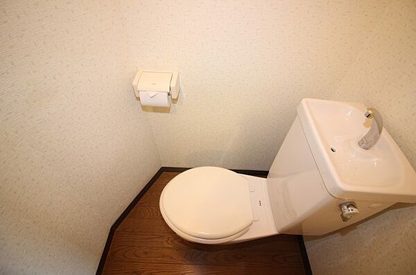 西鉄天神大牟田線 高宮駅 徒歩16分 4階建 築32年のトイレ写真