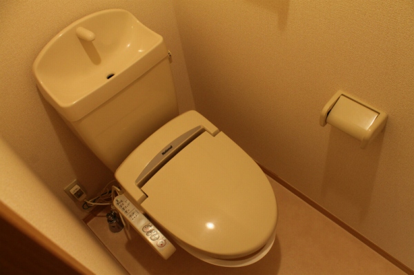 トイレ　温水シャワー付きトイレでいつでも快適です。