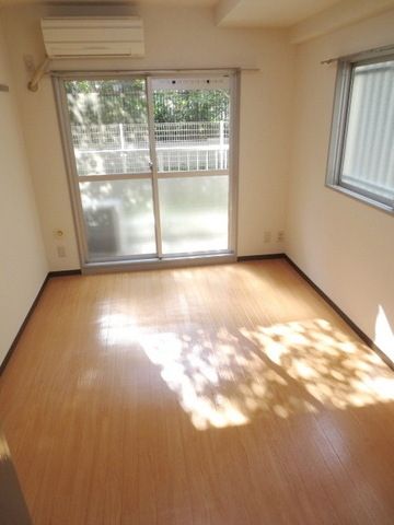 居室・リビング　★角部屋は２面採光です　※別部屋のお写真です★