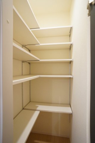 収納　ＤＫキッチン裏の納戸です