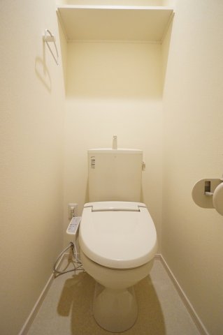 トイレ　多機能便座付きトイレです。棚もあり、買い置きの備品も整理しや