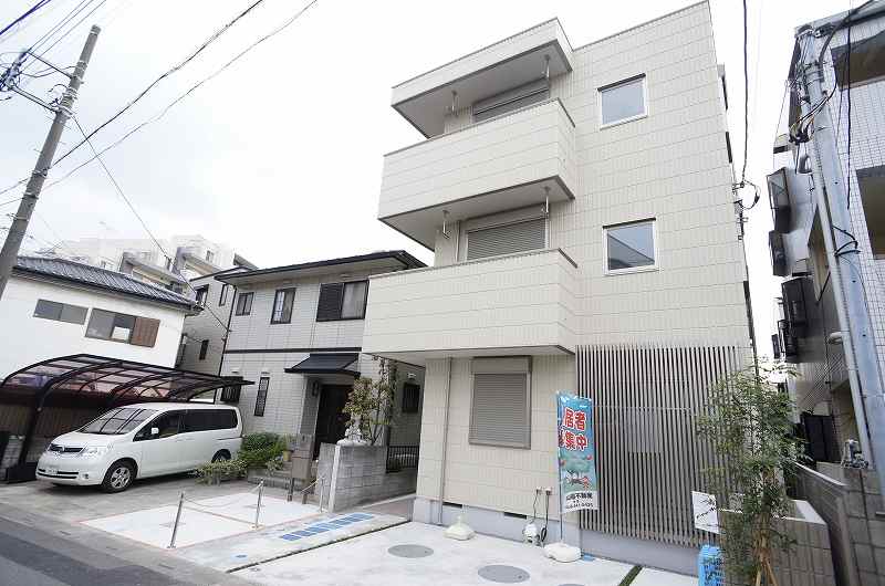 建物外観　閑静な住宅地内にしっかりと溶け込むも存在感ある建物です。