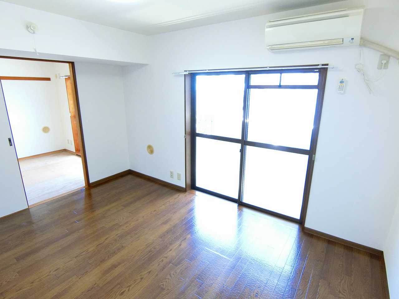 居室・リビング　*同物件、別部屋の写真です