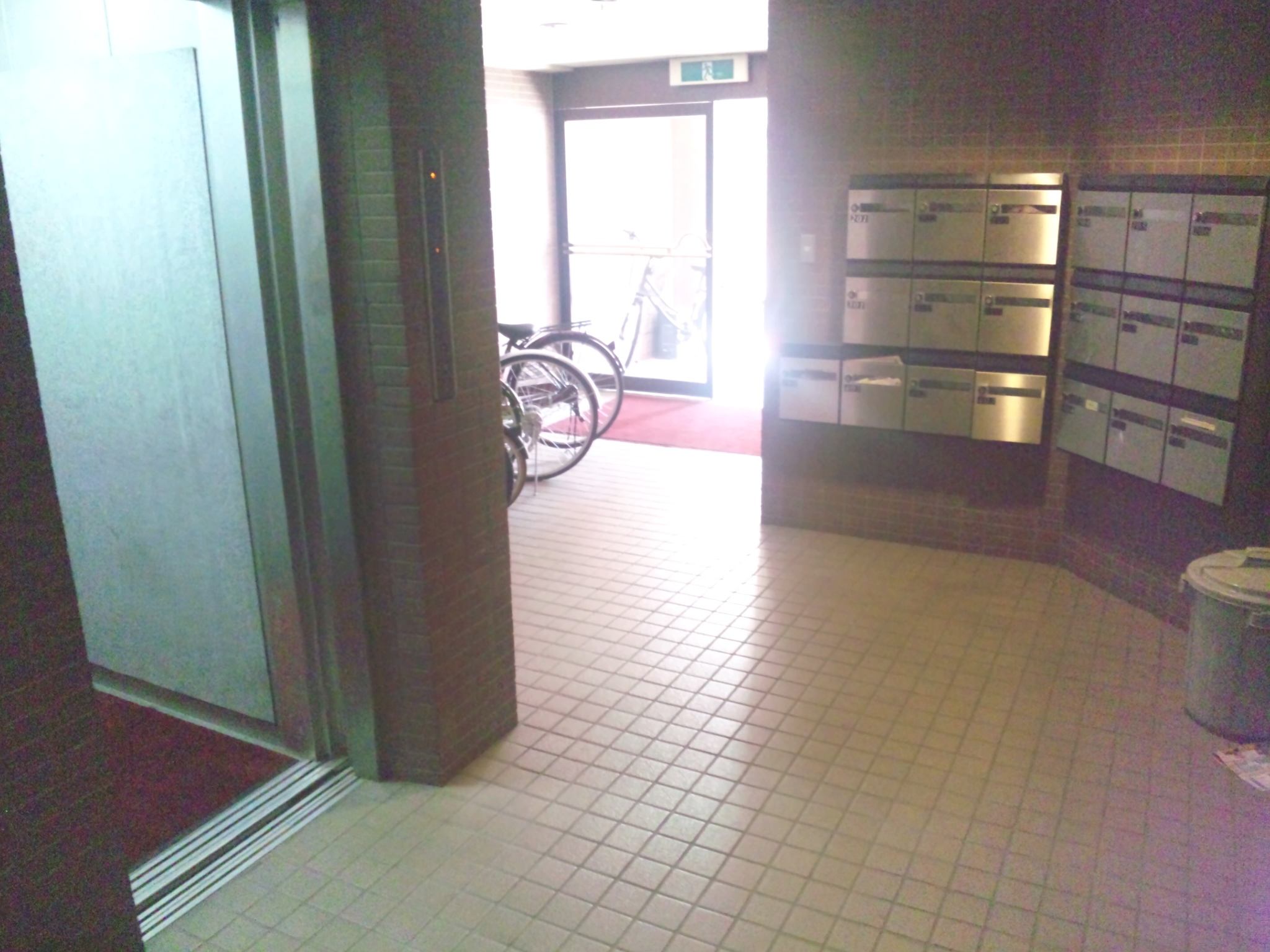 エントランス　マンションの入り口は